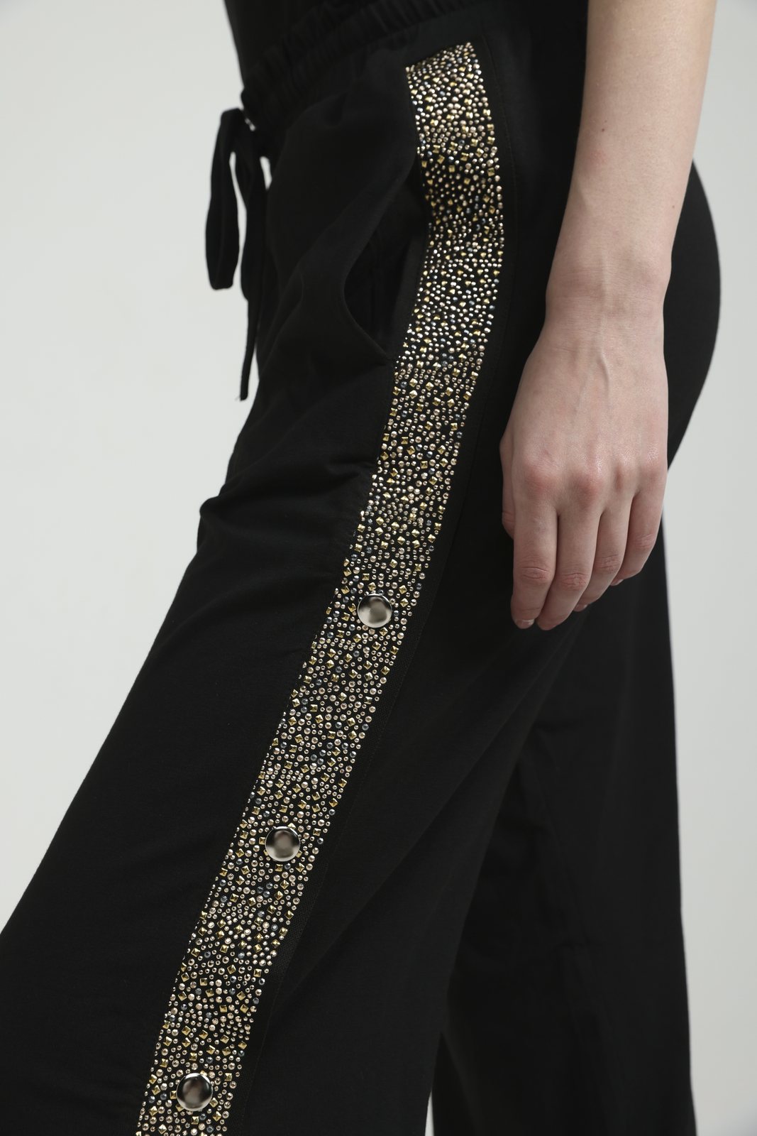 Joggers 22-269 — 22-269 worn by model