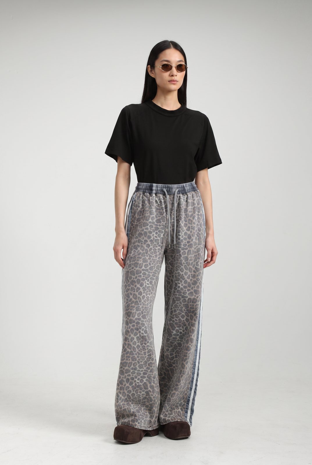 Jeans SS-7054 — SS-7054 worn by model