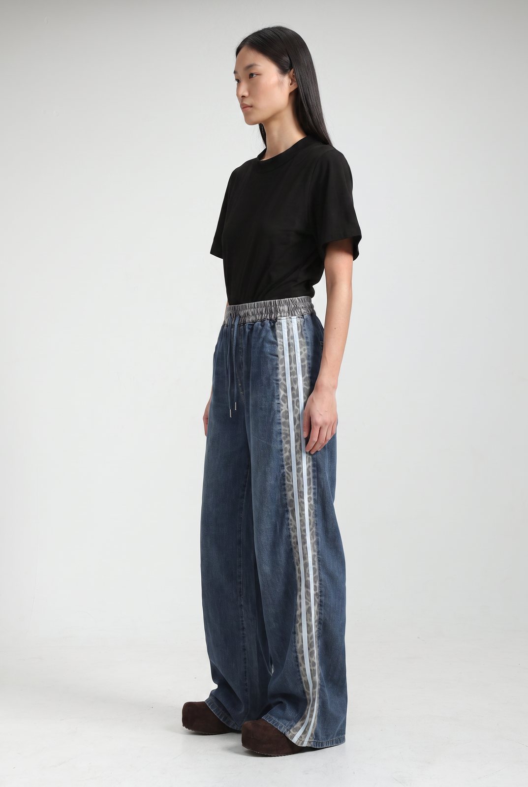 Jeans SS-7251 — SS-7251 worn by model